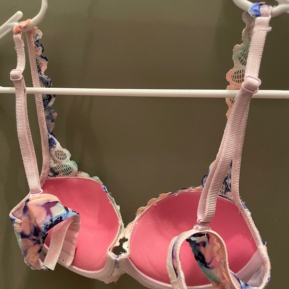 Lacy VS Pink Bra - Picture 2 of 3